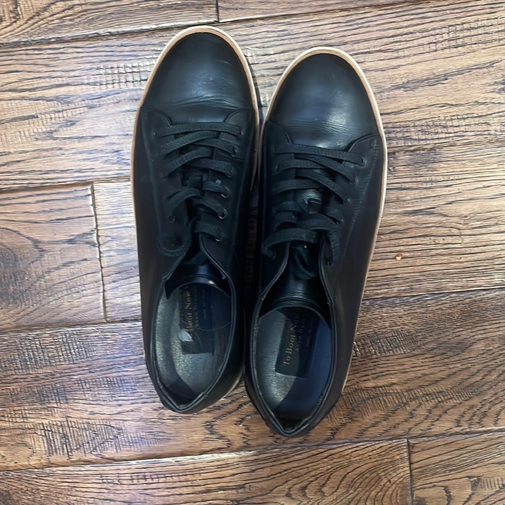 Black and cream colour too boot shoes